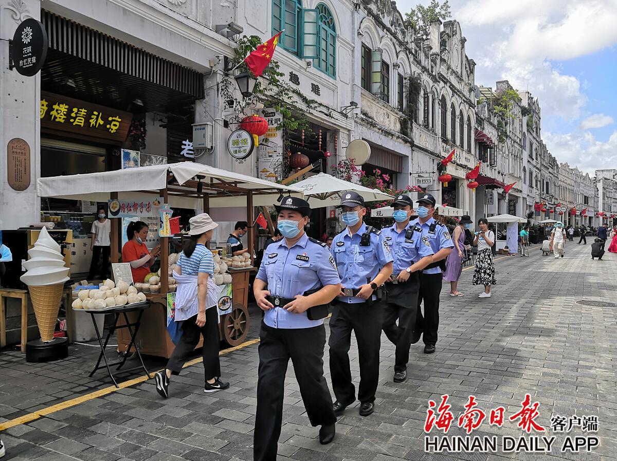 海南海口骑楼老街有一个走街串巷的“女片警”